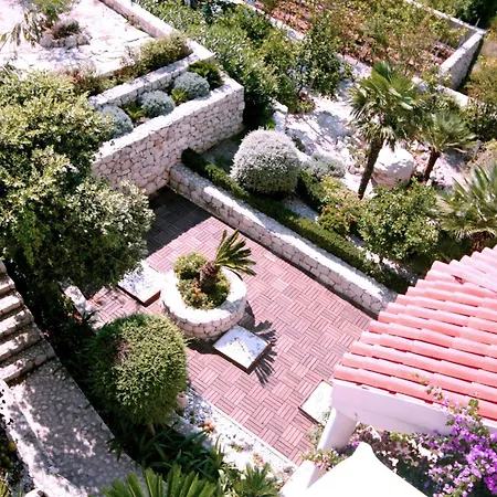 In Mit Schoenem Garten